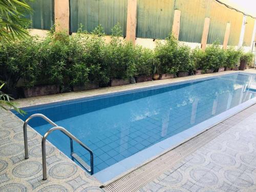 Piscina de la sau aproape de Fiona Apartment