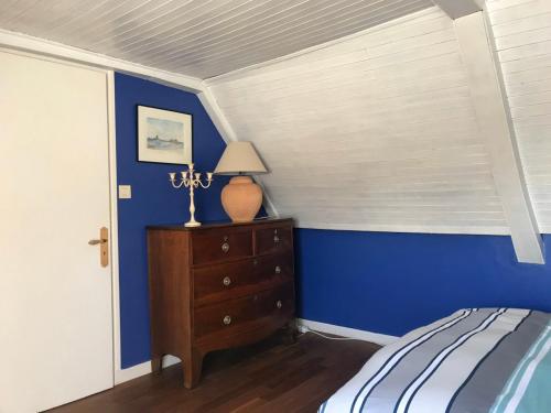 a blue bedroom with a bed and a dresser at Chambres d'Hôtes Maison de Charme à Trégastel in Trégastel