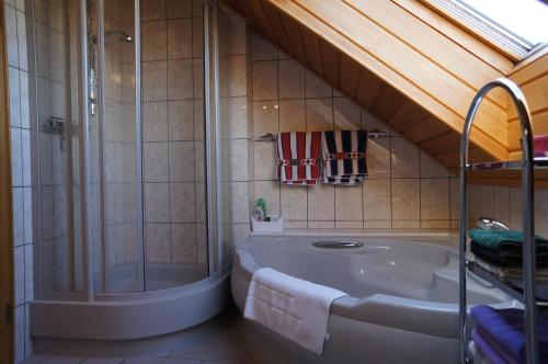 Bilik mandi di Ferienwohnung Bleialf
