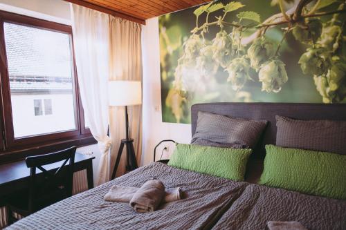 una camera da letto con un letto con due asciugamani sopra di Hochdorfer Brauhaus Krone a Nagold