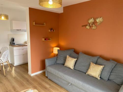 - un salon avec un canapé gris dans l'établissement T2, Jardinet, Quartier marché 10mn Plage, à Royan