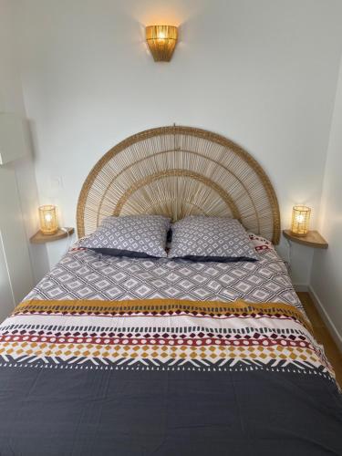 un lit avec deux oreillers dessus dans une chambre dans l'établissement T2, Jardinet, Quartier marché 10mn Plage, à Royan