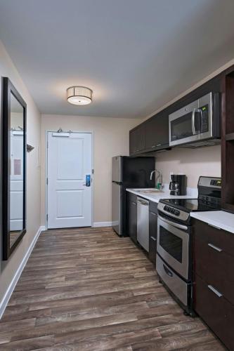 Kuchyň nebo kuchyňský kout v ubytování TownePlace Suites by Marriott Tacoma Lakewood