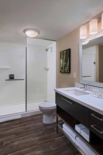 Koupelna v ubytování TownePlace Suites by Marriott Tacoma Lakewood