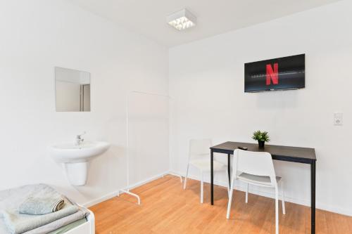 a dining room with a table and a sink and a toilet at Monteurwohnungen in Göppingen 04-07 in Göppingen