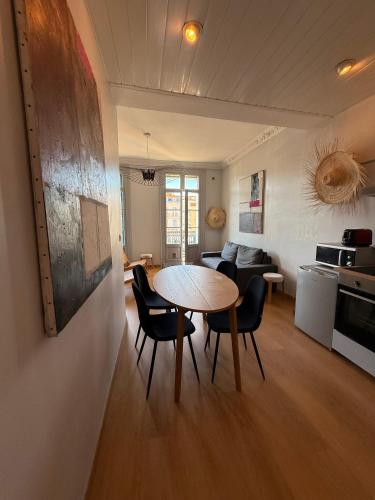 une salle à manger et une cuisine avec une table et des chaises dans l'établissement Vue exceptionnelle sur le canal, à Sète