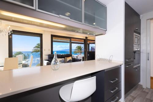 カンブリルスにあるTROPIMAR LUXE Apartment - Only Familiesのキッチン(白いカウンター付)、リビングルーム