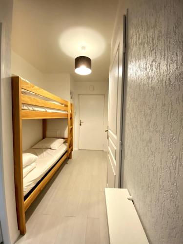 Cette chambre comprend 2 lits superposés et un couloir. dans l'établissement Appartement cozy le Touquet, à Le Touquet-Paris-Plage