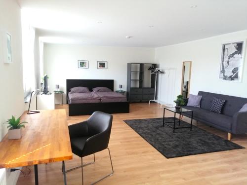 ケルンにあるApartment - Modern, gemütlich, eigener Parkplatzのソファとテーブルのあるリビングルーム