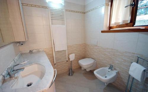 a bathroom with a tub and a toilet and a sink at Villaggio delle Alpi in Pré-Saint-Didier