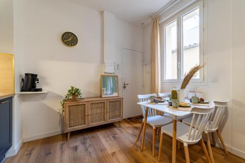 une cuisine et une salle à manger avec une table et des chaises dans l'établissement Ambiance nature aux portes des Halles de Nîmes, à Nîmes