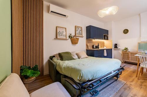 - une chambre avec un lit dans le salon dans l'établissement Ambiance nature aux portes des Halles de Nîmes, à Nîmes