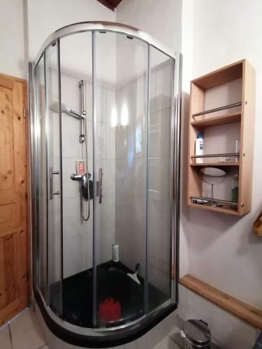 une douche avec une cabine en verre dans une salle de bain dans l'établissement Chalet La Petite Grange, à Savoie