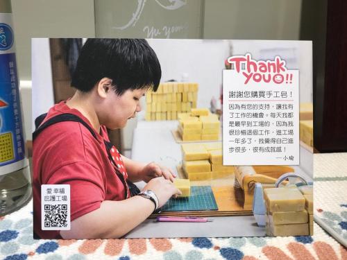 a man is working on a box of cheese at 宜蘭頭城A Happy Birthday 私人溫泉 海景 蘭陽夜景大陽台無邊際泳池 in Toucheng
