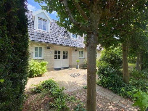 Κήπος έξω από το Vrijstaande villa met grote tuin, 4 slaapkamers en sauna
