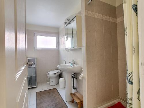 une salle de bain avec un lavabo et des toilettes dans l'établissement Sea side apartment, à Banyuls-sur-Mer