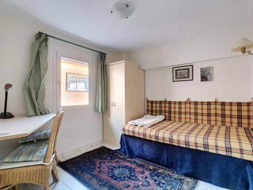 une petite pièce avec un lit et une fenêtre dans l'établissement Sea side apartment, à Banyuls-sur-Mer