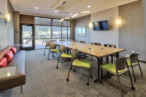 SpringHill Suites Durangoにあるテレビまたはエンターテインメントセンター