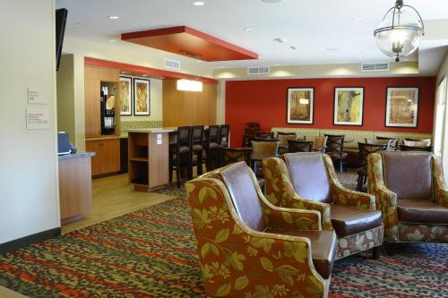 Ruang duduk di TownePlace Suites Redding