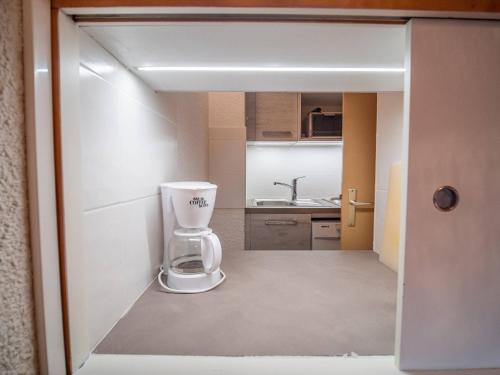 une cuisine avec un mixeur au milieu d'une pièce dans l'établissement Studio pratique à Valmorel, pied des pistes, 4 couchages, proche remontées et commerces - FR-1-356-363, à Valmorel