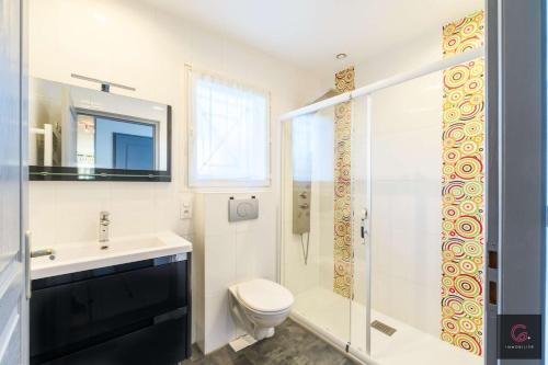 une salle de bain avec toilettes, lavabo et douche dans l'établissement Biscarrosse Bourg, jolie petite maison pour 4 personnes avec Terrasse et jardin, à Biscarrosse