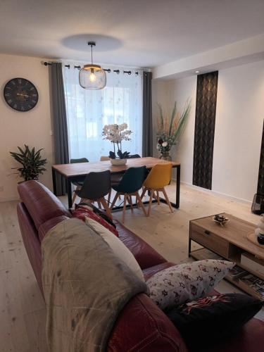 un salon avec un canapé et une table dans l'établissement Magnifique Duplex Gîte Gambetta familial, à Ploumagoar