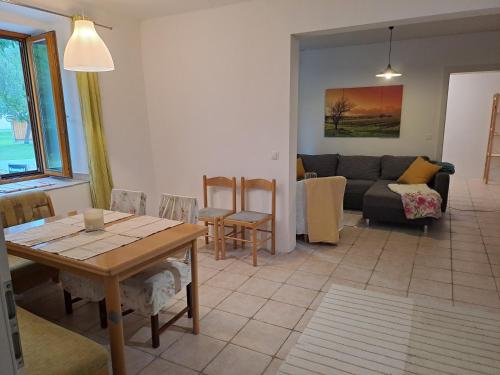 图尔恩Appartement Julis 1 in 3430 Tulln的客厅里有一张桌子和一张沙发