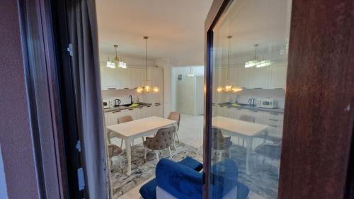 una cucina con un tavolo e una sala da pranzo di Apartments Daria a Ploieşti