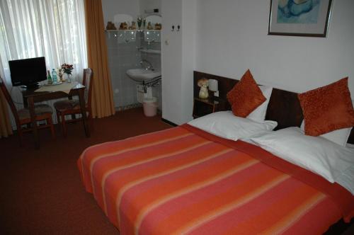 una camera d'albergo con letto e bagno di Gasthof Holländer Eck a Lennestadt