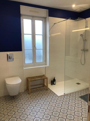 une salle de bain avec douche et toilettes et une fenêtre dans l'établissement La Louisette, à Fécamp