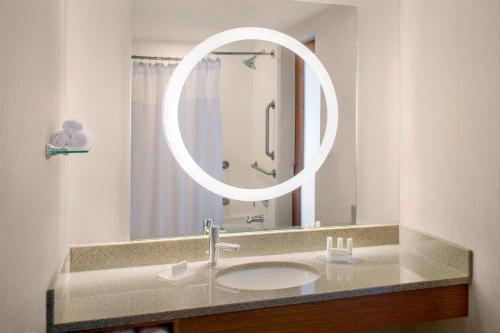 SpringHill Suites Long Island Brookhavenにあるバスルーム