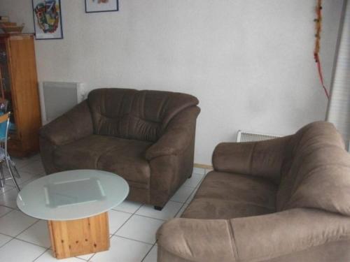 a living room with a couch and a table at Gemütliches und ruhiges Ferienhaus im Seebad Bredene aan Zee in Bredene