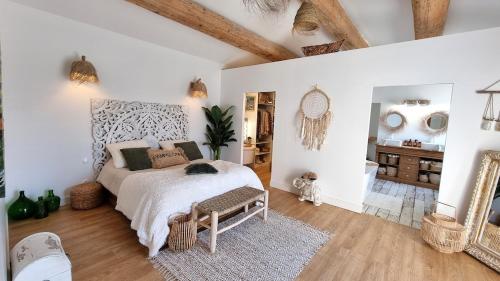 Un dormitorio con una cama grande y un baño. en La Balinaise, en Apt