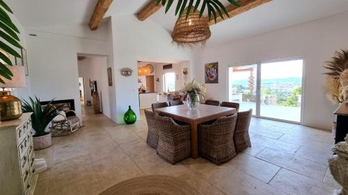 un salon avec une table et des chaises en bois dans l'établissement La Balinaise, à Apt