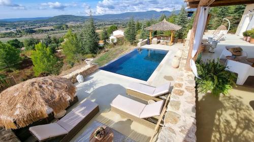 Una vista aérea de una villa con piscina. en La Balinaise, en Apt