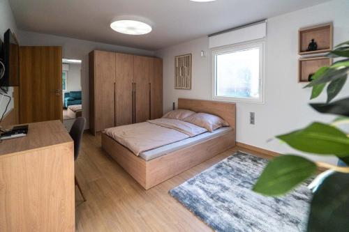 Un pat sau paturi într-o cameră la Tisza Lux Resort