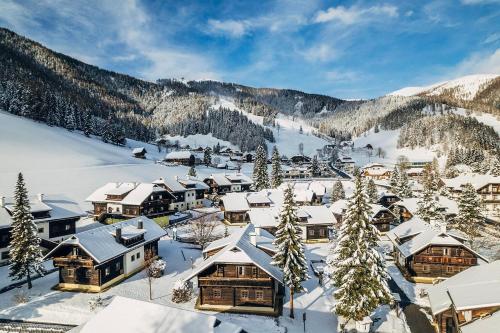eine Luftaufnahme eines Resorts im Schnee in der Unterkunft Panorama Retreat Nockblick - Ski, Hike & Relax in Sankt Oswald