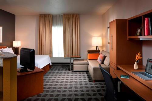 Кровать или кровати в номере TownePlace Suites Boca Raton