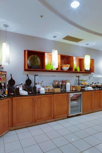 Kuchyň nebo kuchyňský kout v ubytování SpringHill Suites by Marriott Savannah I-95 South