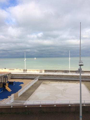 un parking vide à côté de la plage dans l'établissement LES FLOTS, à Saint-Valery-en-Caux