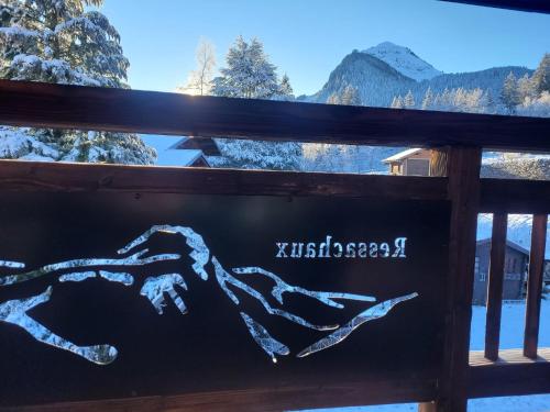 a sign with a picture of two hands at Le PasSionNant in Morzine