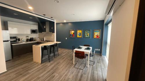a kitchen with a table and chairs in a room at Loft MIXCOAC cerca de Todo - Trabajo o descanso - Alberca y Gym in Mexico City