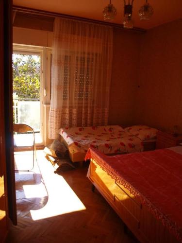 Katil atau katil-katil dalam bilik di Guest house Brodarica