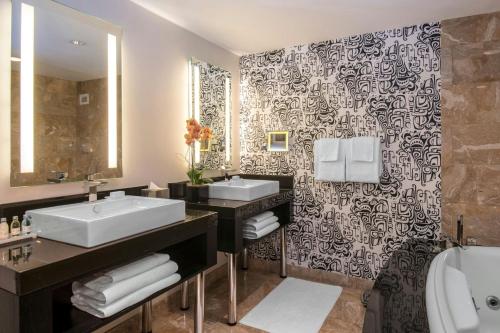 Ένα μπάνιο στο The Warwick Hotel Rittenhouse Square Philadelphia