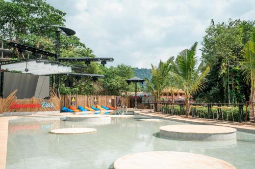 Bazén v ubytování Summer Club and Hostel Ao Nang nebo v jeho okolí