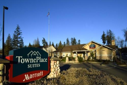 a sign for a townridge place with a building at TownePlace Suites by Marriott Seattle Everett/Mukilteo in Mukilteo