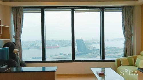 高雄市にある85旅行家のリビングルーム(景色を望む大きな窓付)