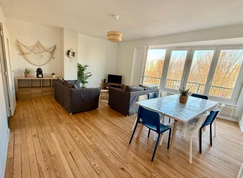un salon avec une table et des chaises dans l'établissement La Criée, un balcon sur le port, à Boulogne-sur-Mer