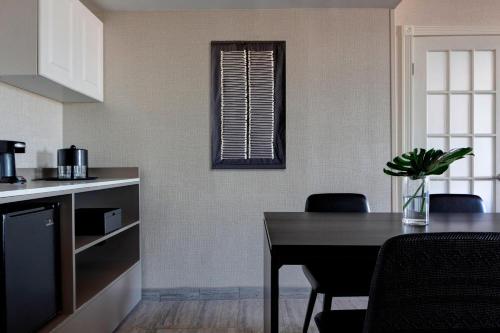 a kitchen and dining room with a table and chairs at New York LaGuardia Airport Marriott in Queens