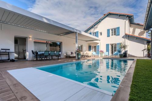 une piscine devant une maison dans l'établissement Dépendance Villa Souleillous, à Capbreton
